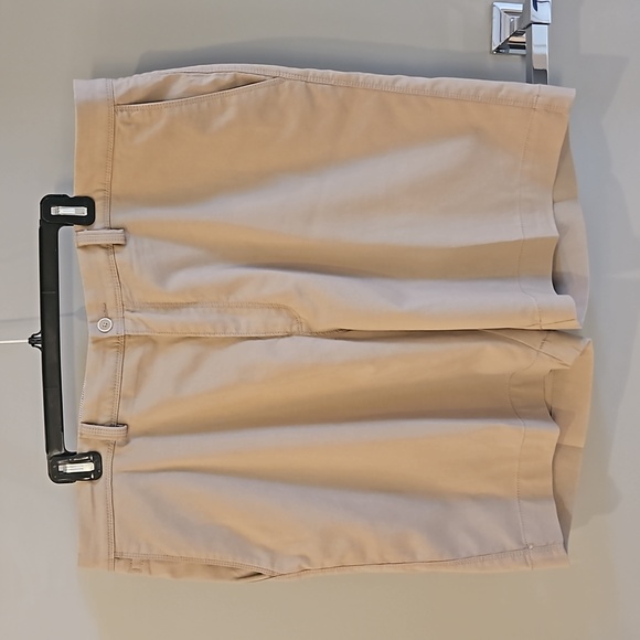 Tommy Bahama khaki shorts, Size 40 - Picture 2 of 6